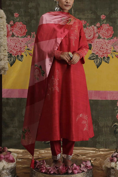 Red floral embroidered kurta set