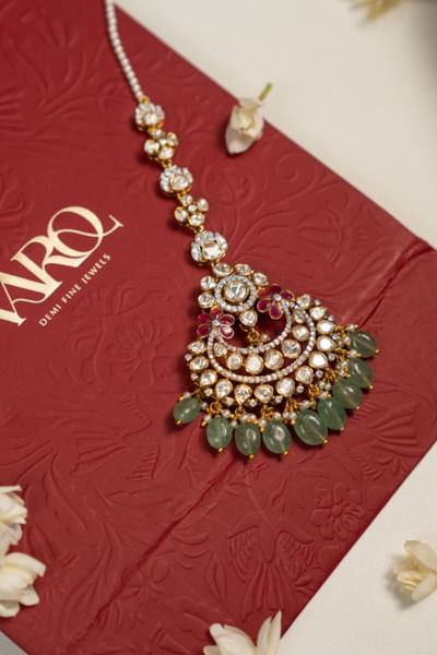 Red and white kundan maangtikka