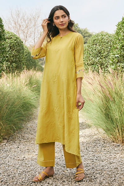 Daffodil floral embroidered kurta and pants