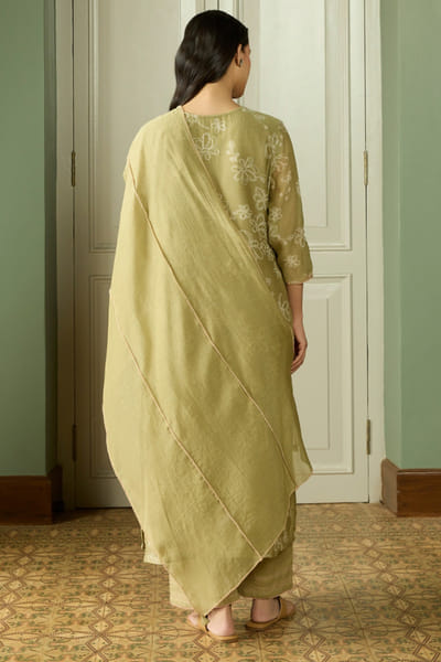 Vaayu Green thread embroidered printed kurta set VAAYAPR26D143019