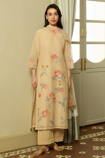 Vaayu Sand floral appliqué kurta set VAAYJUN26D248065
