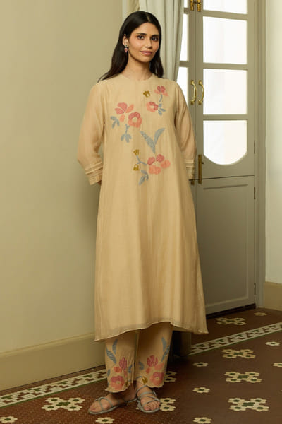 Vaayu Sand floral applique kurta set VAAYJUN26D248066