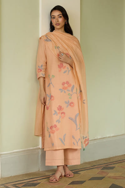 Vaayu Peach floral applique kurta set VAAYJUN26D248076