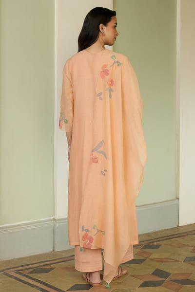 Vaayu Peach floral applique kurta set VAAYJUN26D248076