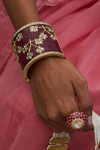 Preeti Mohan Gold-red kundan embellished bangle PREEJUL26D248527