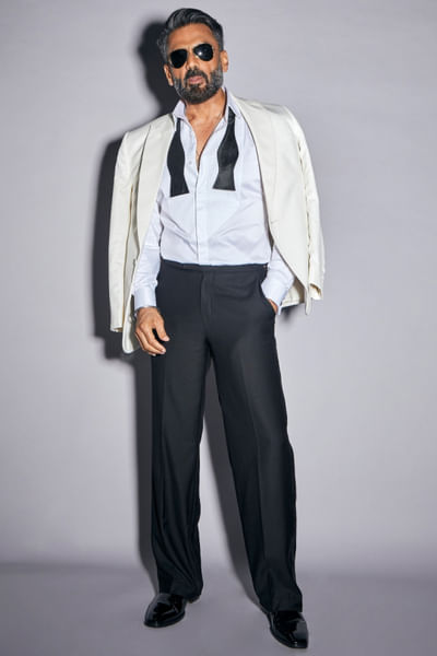 White single-breasted tuxedo set