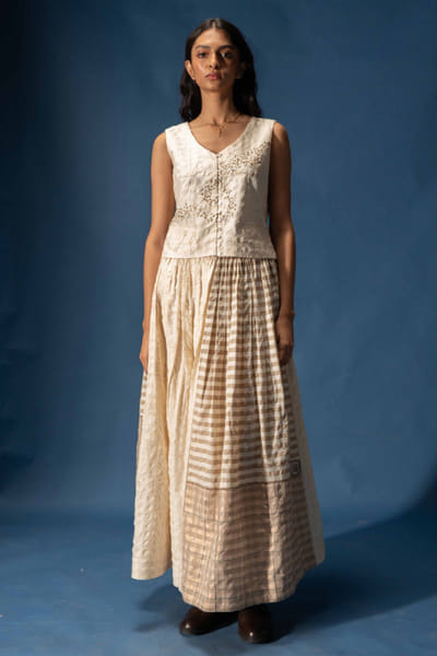 Subtle Shuttle Studio Ivory floral embroidered waistcoat SUBTJUN26D146448