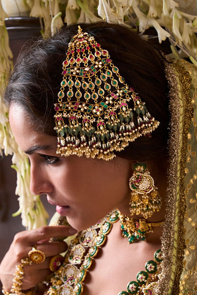 Green and pink kundan passa