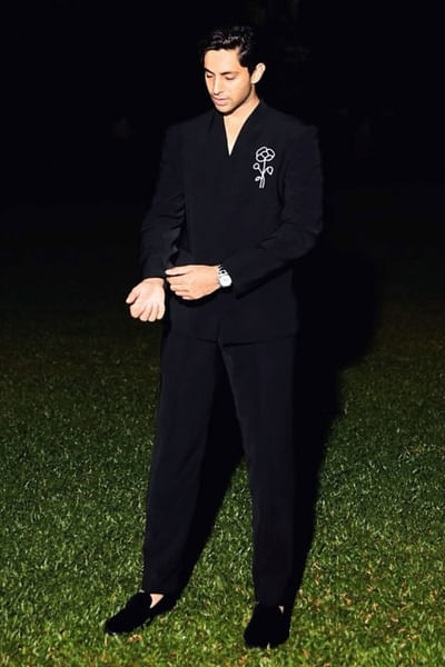 Black single-line floral embroidery blazer set