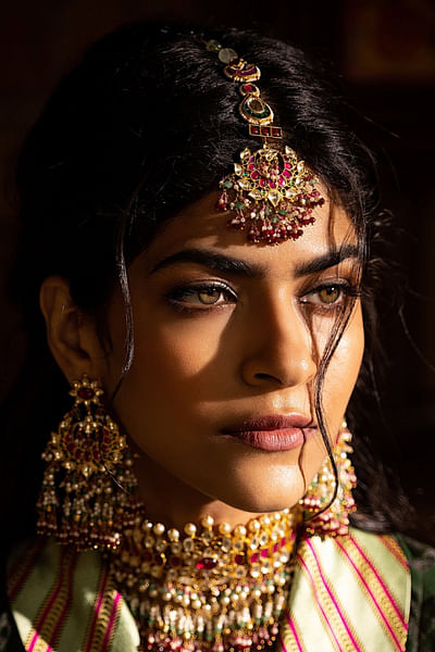 Red kundan embellished maangtikka