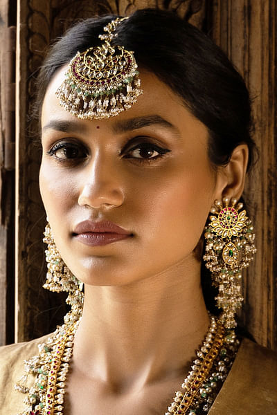 Red kundan maangtikka