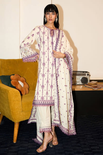 Mulmul Off white thread embroidered kurta set MULDEC25D135172