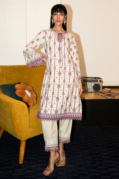 Mulmul Off white thread embroidered kurta set MULDEC25D135172