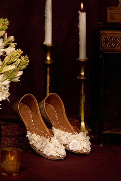 Off-white floral sequin-pearl bead juttis