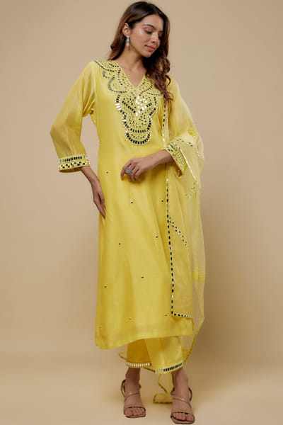 Asaga Butter yellow mirror embroidered kurta set ASAJUN25D130198