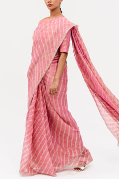 Buy Pink leheriya tie-dye sari set by Naina Jain at Aashni and Co